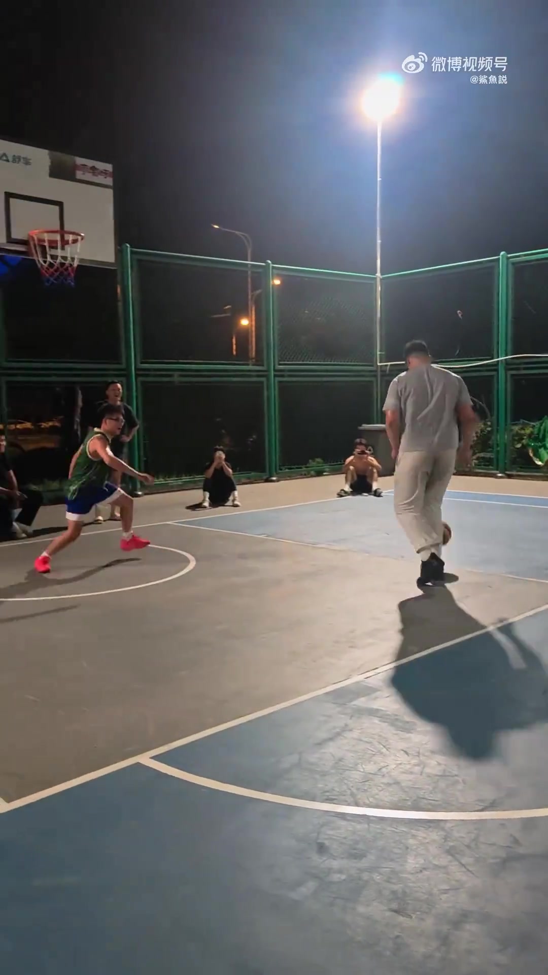 這個(gè)視頻是不是很好的證明了奧尼爾打1v1就是無(wú)敵的