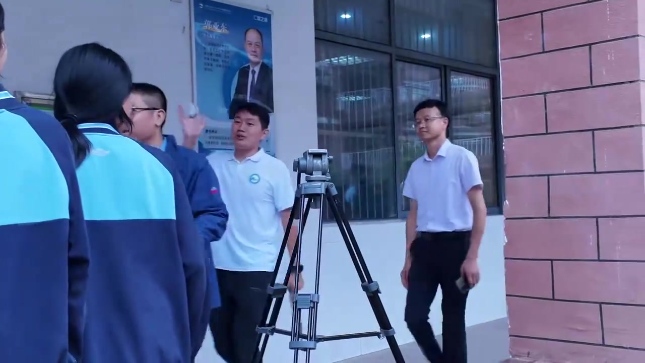 韋世豪去校園參加公益活動(dòng)不得不說人家是真的有心