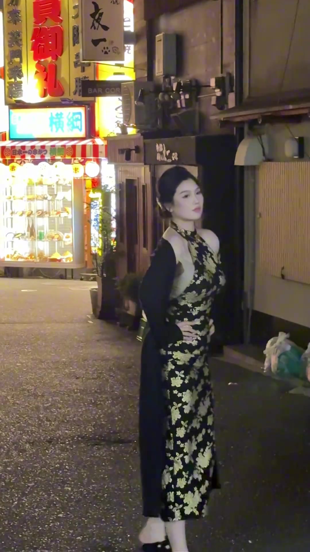 這個兄真喜穿上旗袍的肘姐更顯身材了