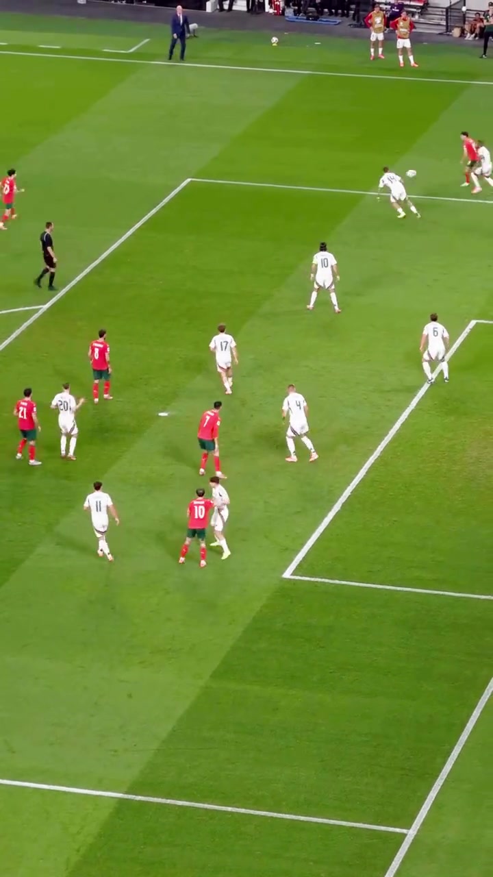 這就是頂級射手的嗅覺和意識來看看C羅在進(jìn)球前的觀察和走位