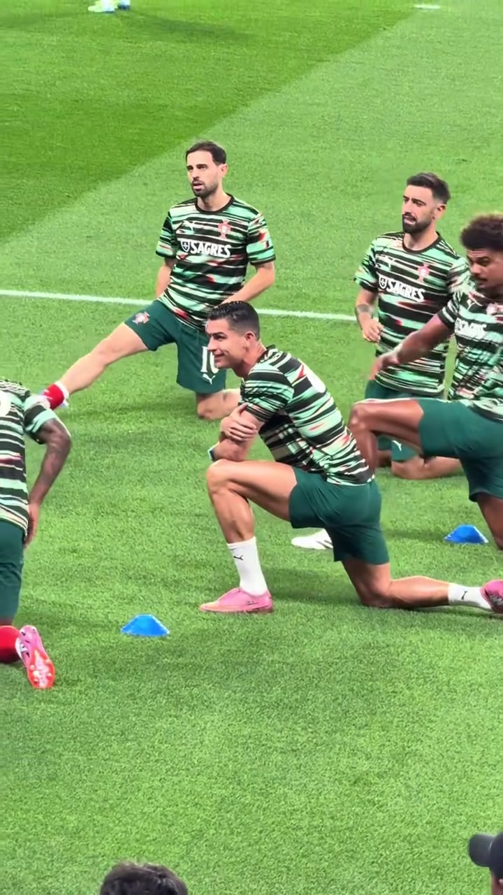 保持狀態(tài)的秘訣C羅賽前熱身腿部肌肉的線條清晰可見