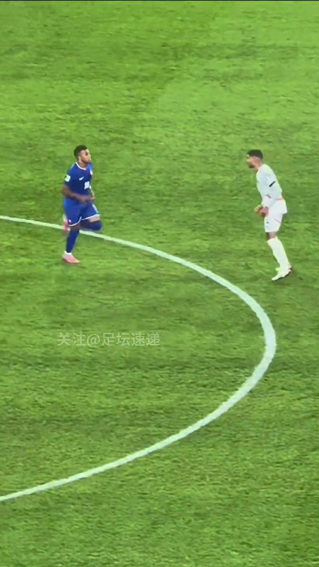 姆總的迷惑行為 法國世預(yù)賽2-1冰島姆巴佩開球時撞向?qū)κ? title=