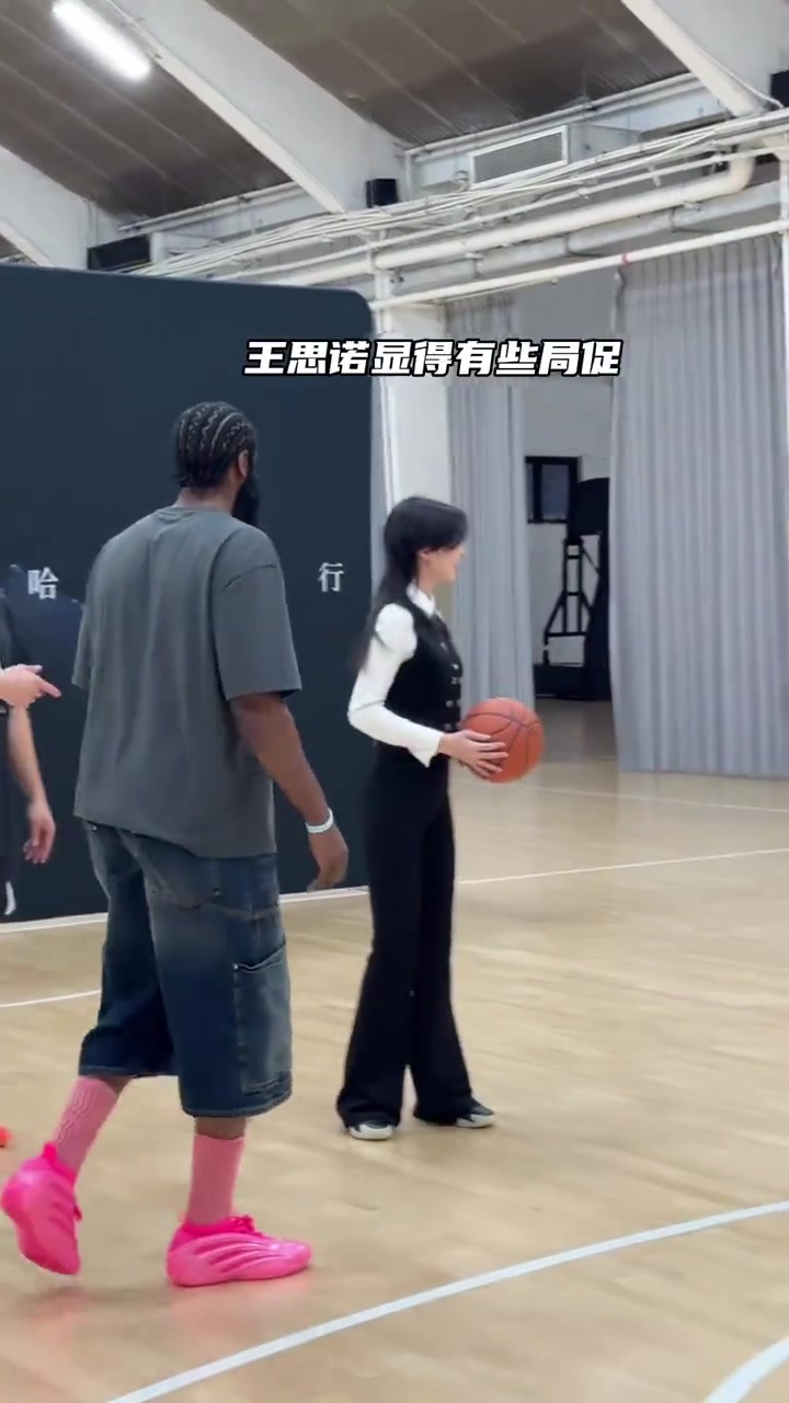 哈登臺(tái)球桌上打不過王思諾籃球場上總可以吧