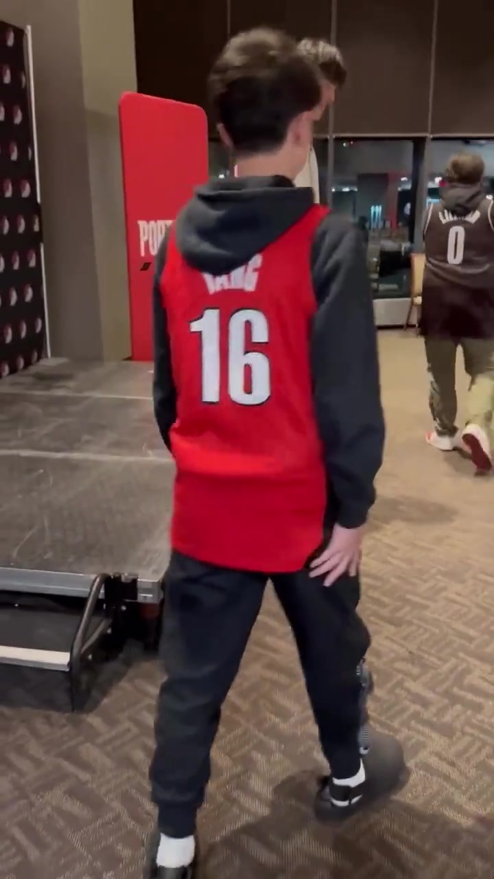 這個粉紅小書包已經(jīng)成為楊瀚森的固定裝備了嗎