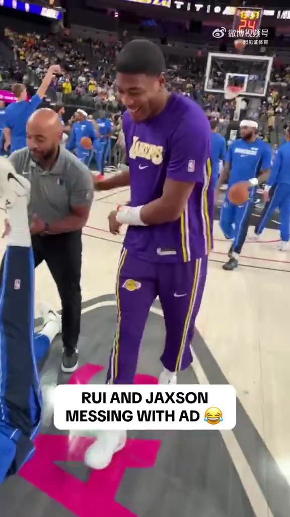 湖人前隊(duì)友八村賽前整活濃眉后者在比賽中給了其一個大帽