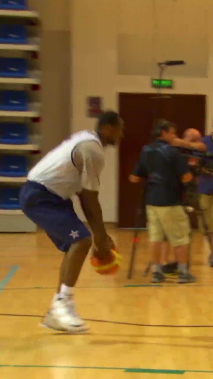 08年美國夢八隊(duì)內(nèi)訓(xùn)練詹姆斯和保羅互相打鬧甜瓜一旁看著