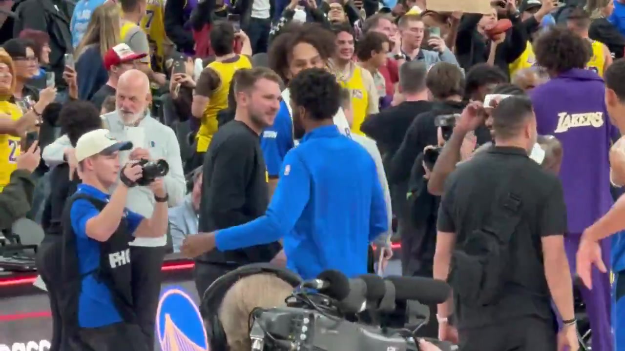 還是很愛東契奇與獨行俠前隊友一一擁抱談心與濃眉有說有笑