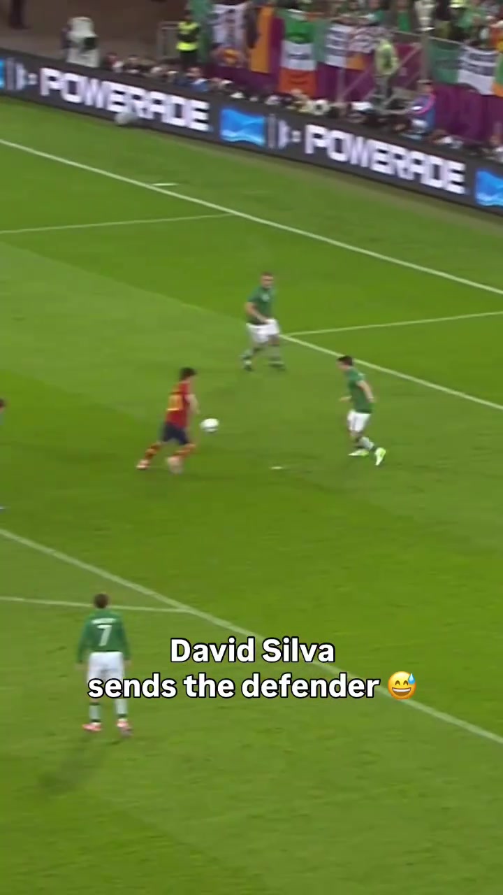 優(yōu)雅大衛(wèi)席爾瓦連續(xù)扣球讓防守球員罰站
