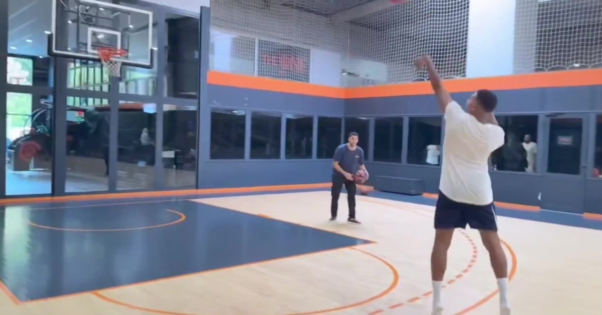 錯失戴帽姆巴佩在籃球場練習(xí)投籃投三次3分進(jìn)兩球