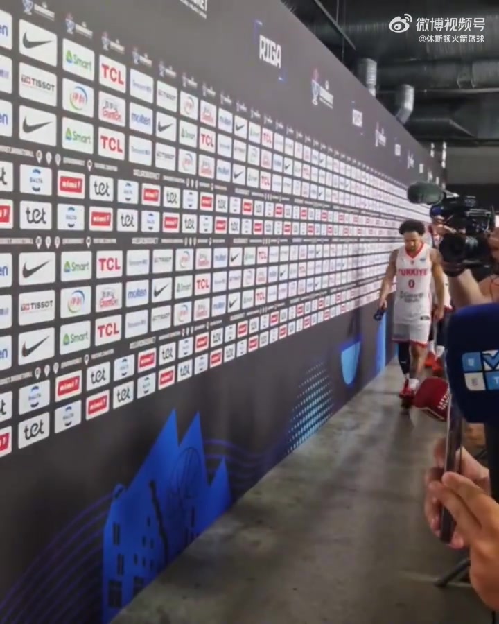 對(duì)亞軍很失望申京賽后低頭落寞走過(guò)采訪(fǎng)區(qū)一言不發(fā)