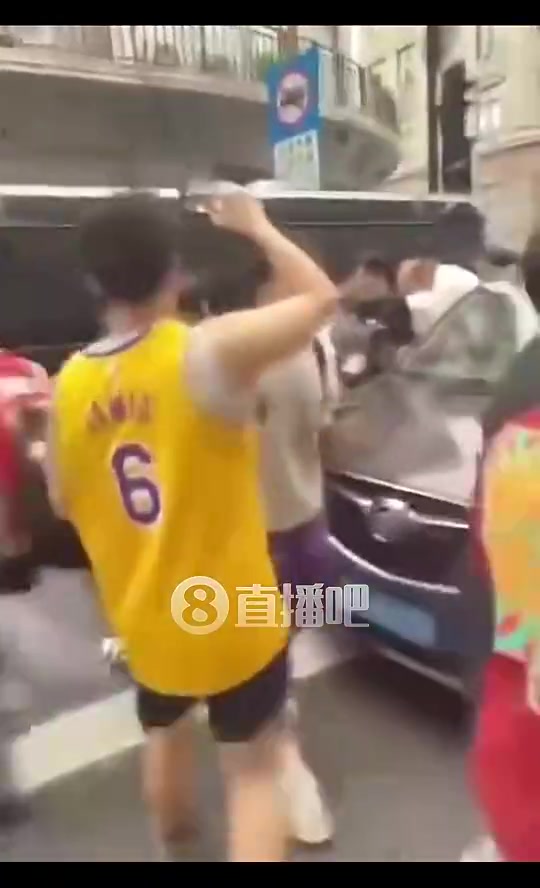 瘋狂詹姆斯安保人員此前驅(qū)逐球迷都TM滾開你們這些混蛋