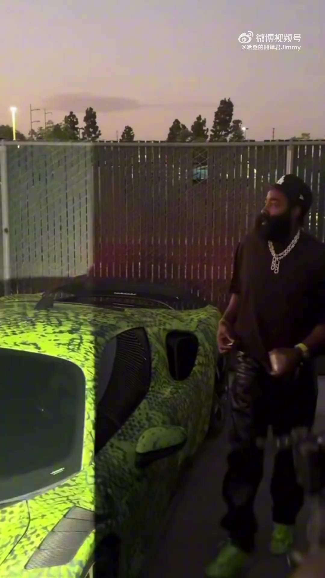 好潮啊前段時(shí)間哈登出席紀(jì)錄片發(fā)布會(huì) 這一身夠時(shí)尚不