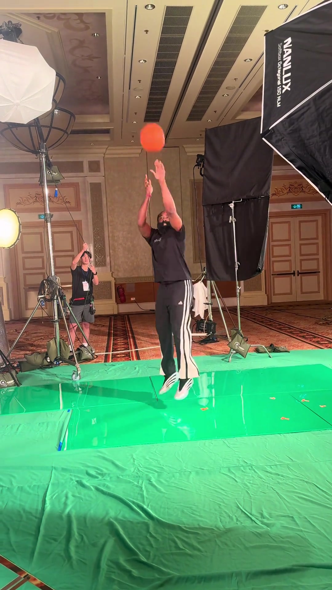 招牌動(dòng)作必須整登哥拍攝最新花絮在攝影棚直接來一個(gè)后撤步