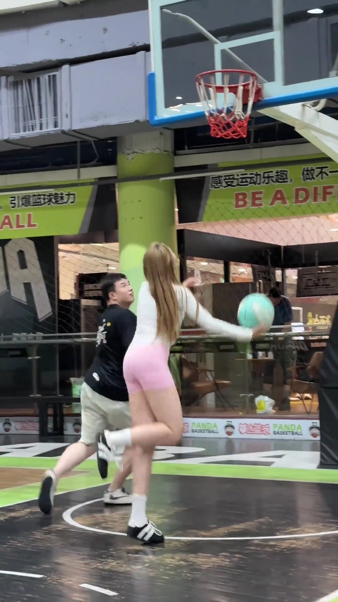 現(xiàn)在的網(wǎng)紅不穿瑜伽褲都不會(huì)打球了啊