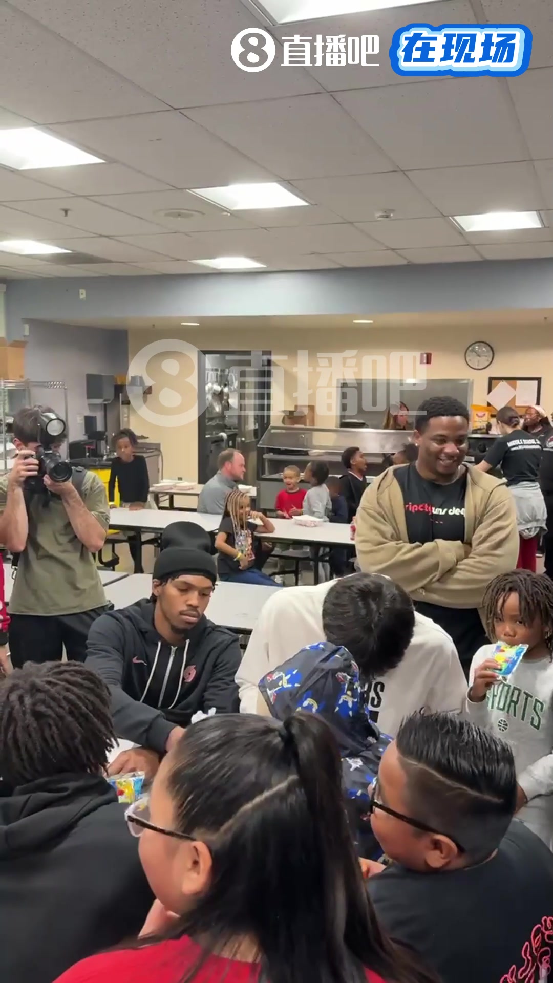 完全融入啦楊瀚森參加開拓者社區(qū)活動(dòng)笑得很開心啊