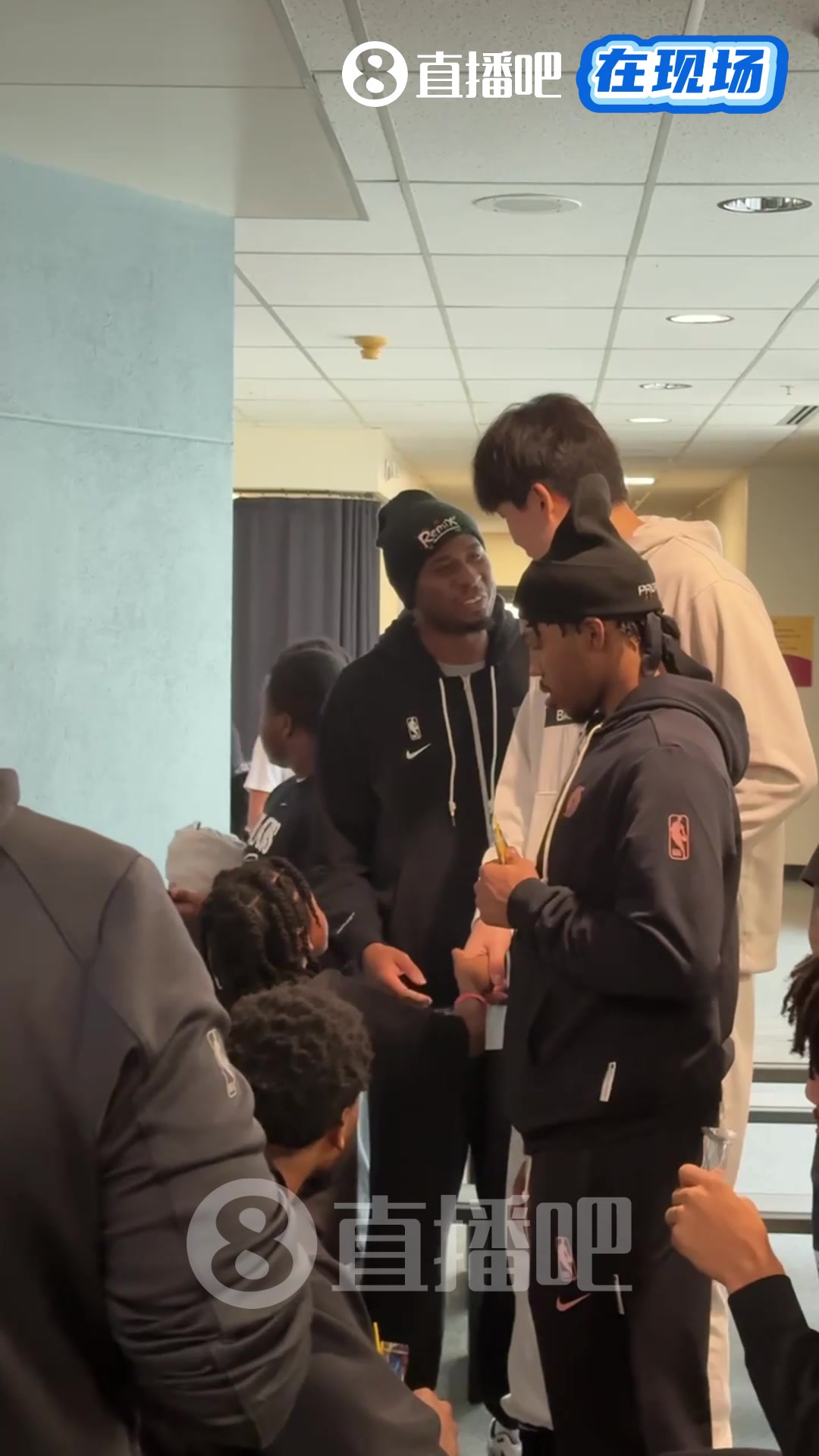 很受喜愛啊楊瀚森參與開拓者社區(qū)活動(dòng)與小球迷握手互動(dòng)