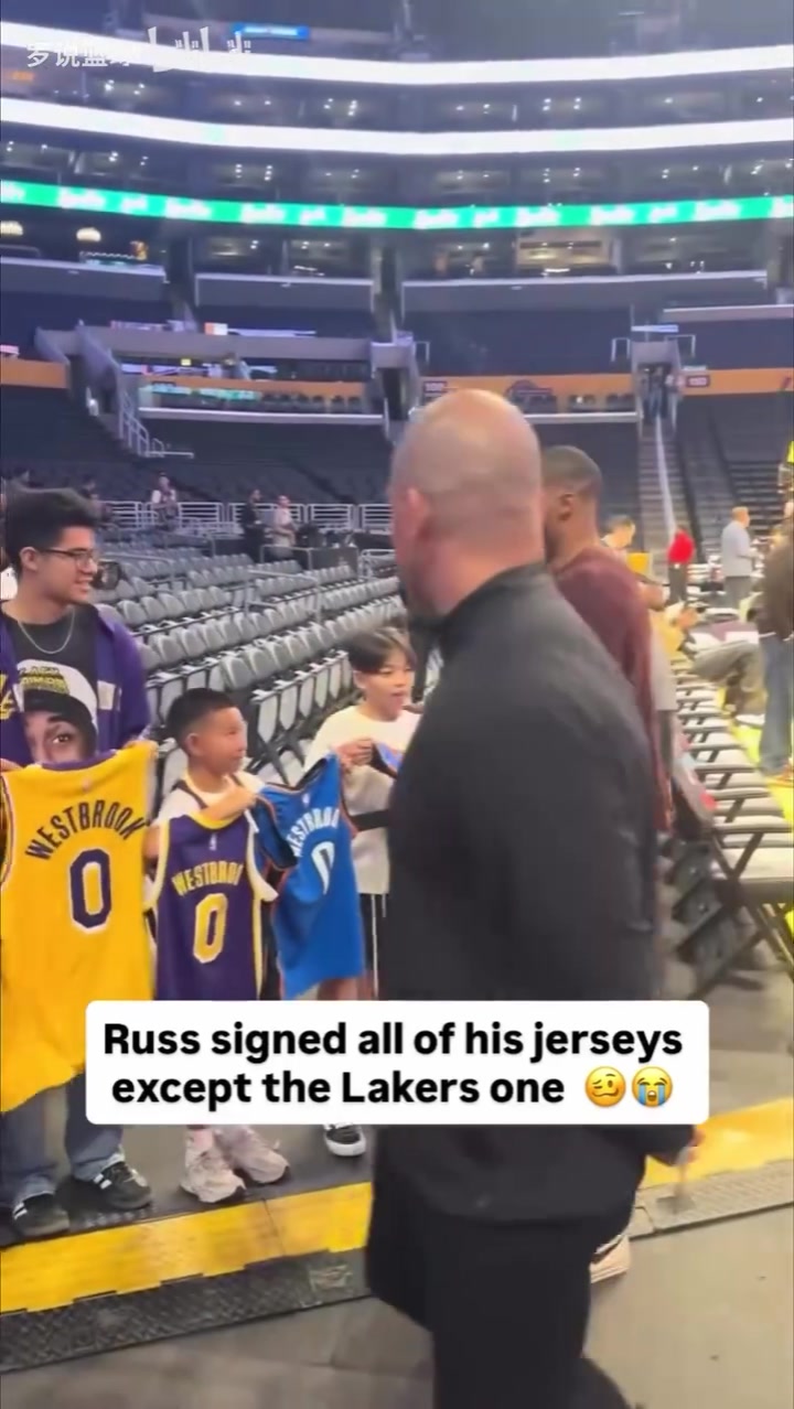 唯獨(dú)不簽湖人威少給球迷簽球衣對(duì)昔日球隊(duì)的喜惡顯而易見