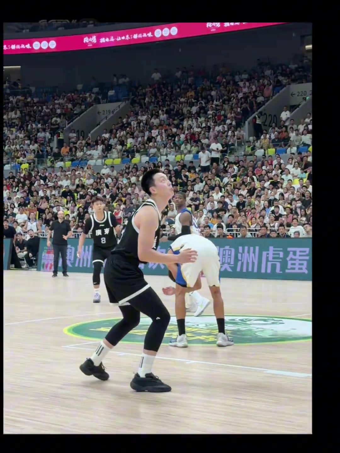 忍不住笑了胡明軒想要分球外線結(jié)果直接砸對(duì)手腦袋上