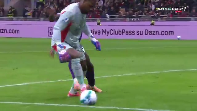 邁尼昂精彩的腳下技術(shù)令佛羅倫薩球員無(wú)可奈何