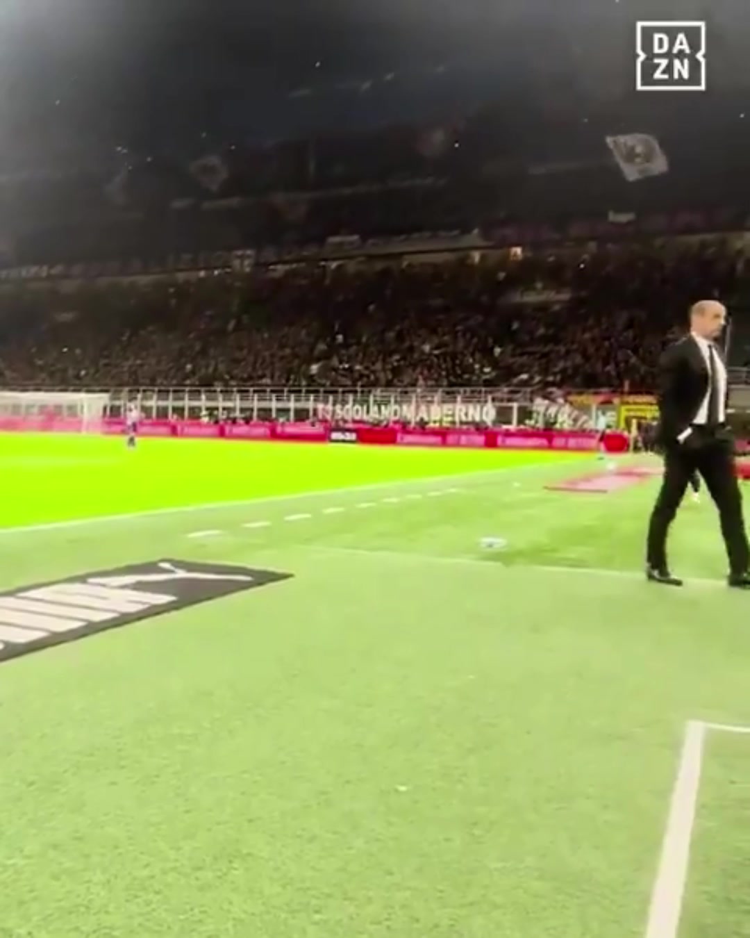 萊奧罰點時阿萊格里背向球場踱步球罰進后也很淡定