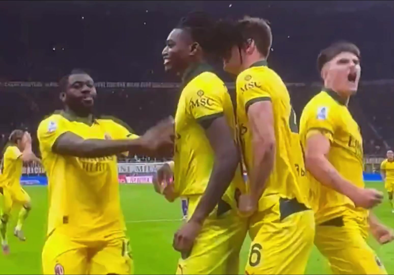 萊奧我要脫衣慶祝下隊友斯到普斯到普