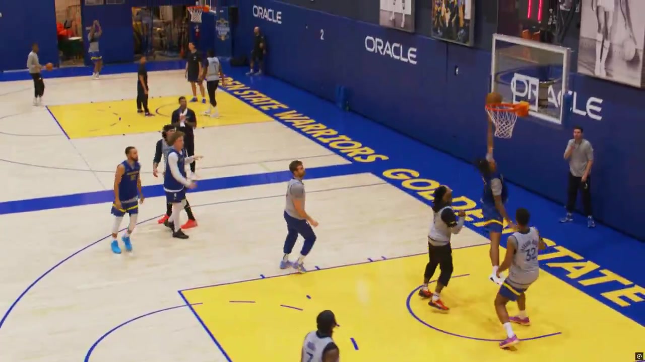 勇士新秀威爾-理查德訓練中一記漂亮順下巴特勒和科爾贊不絕口