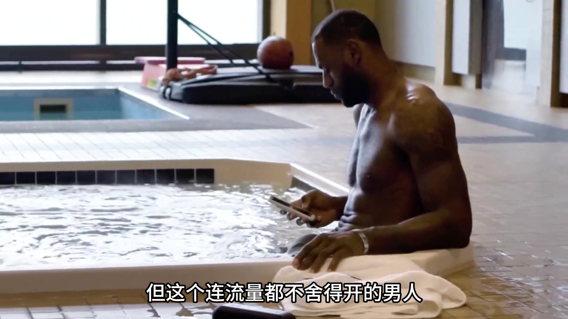 詹姆斯的首位教練 既是他的人生導師 又是他的保姆和養(yǎng)父