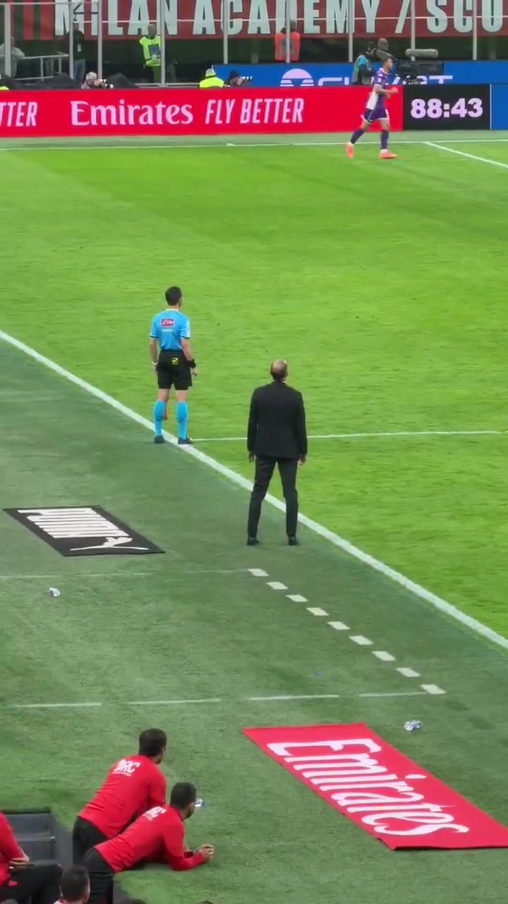 球迷實(shí)拍阿萊格里在場(chǎng)邊呼叫球員登場(chǎng)