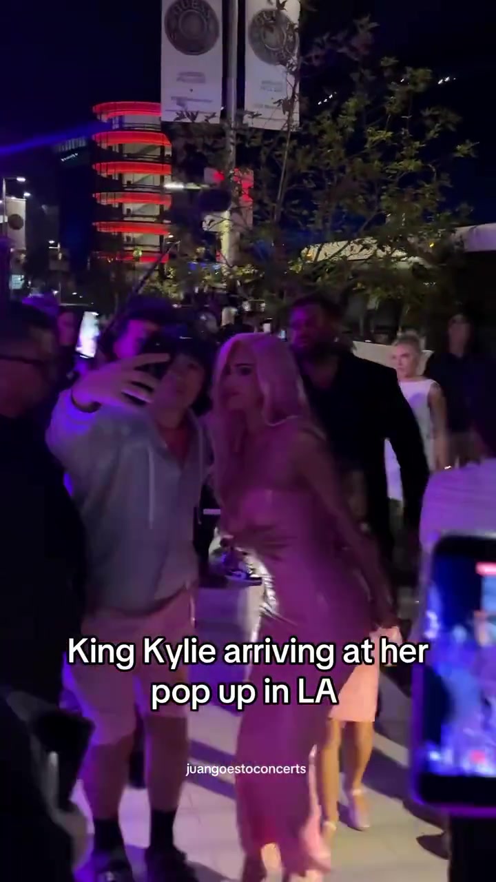 依然性感金小妹凱莉-詹娜化身白發(fā)魔女