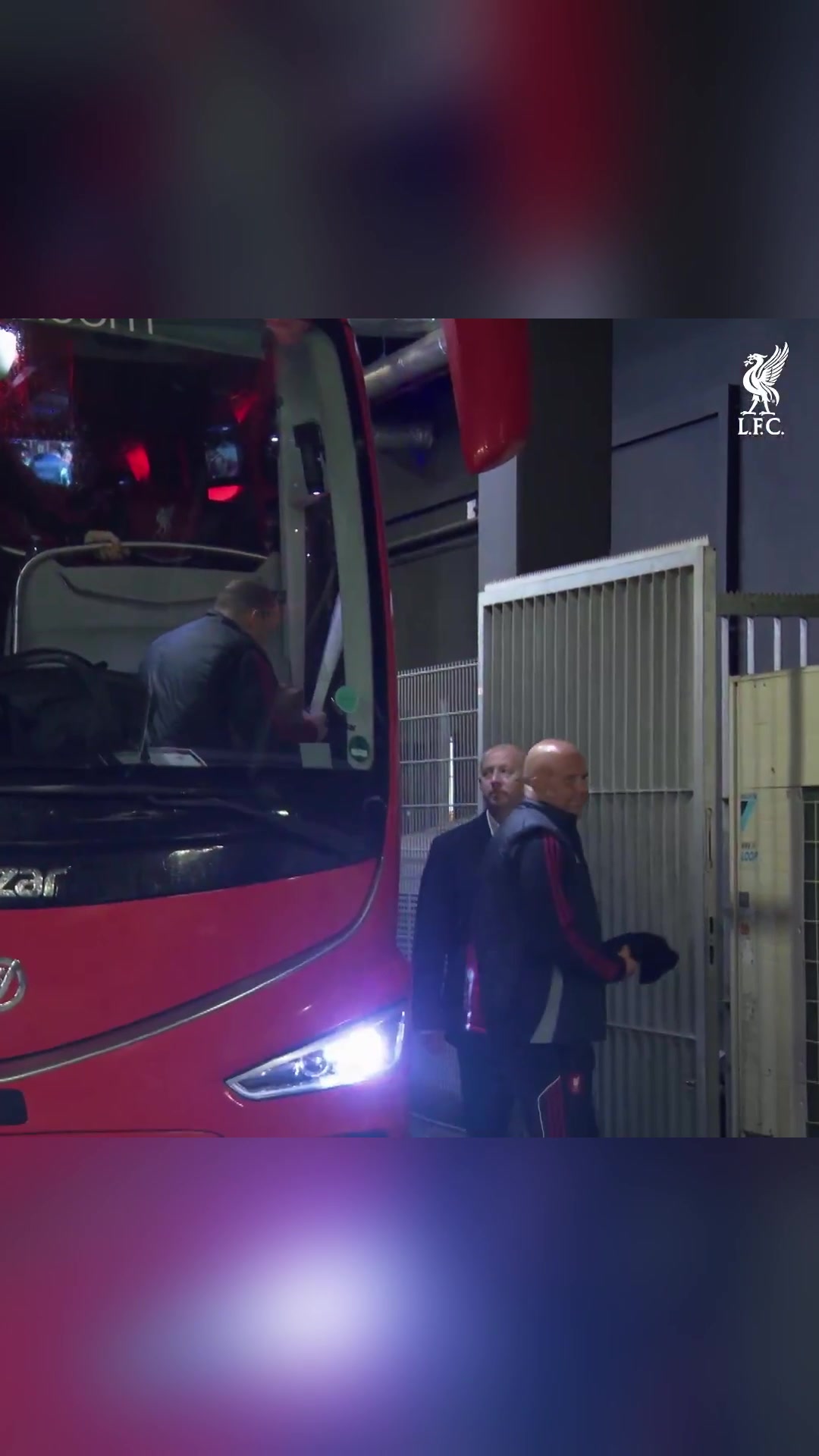 薩拉赫替補(bǔ)維爾茨首發(fā)利物浦抵達(dá)球場迎戰(zhàn)法蘭克福