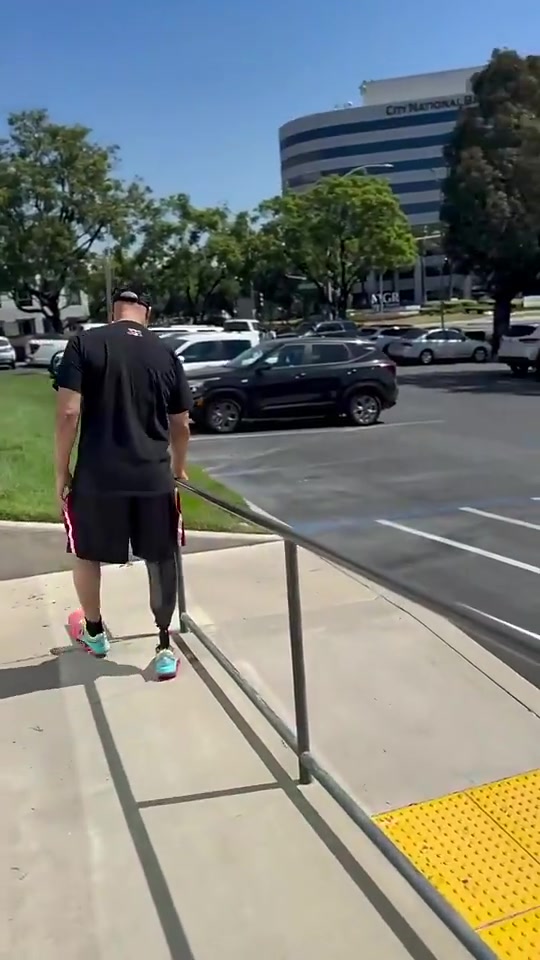 是位優(yōu)秀的父親此前因糖尿病截肢的球爹首次嘗試用假肢走路