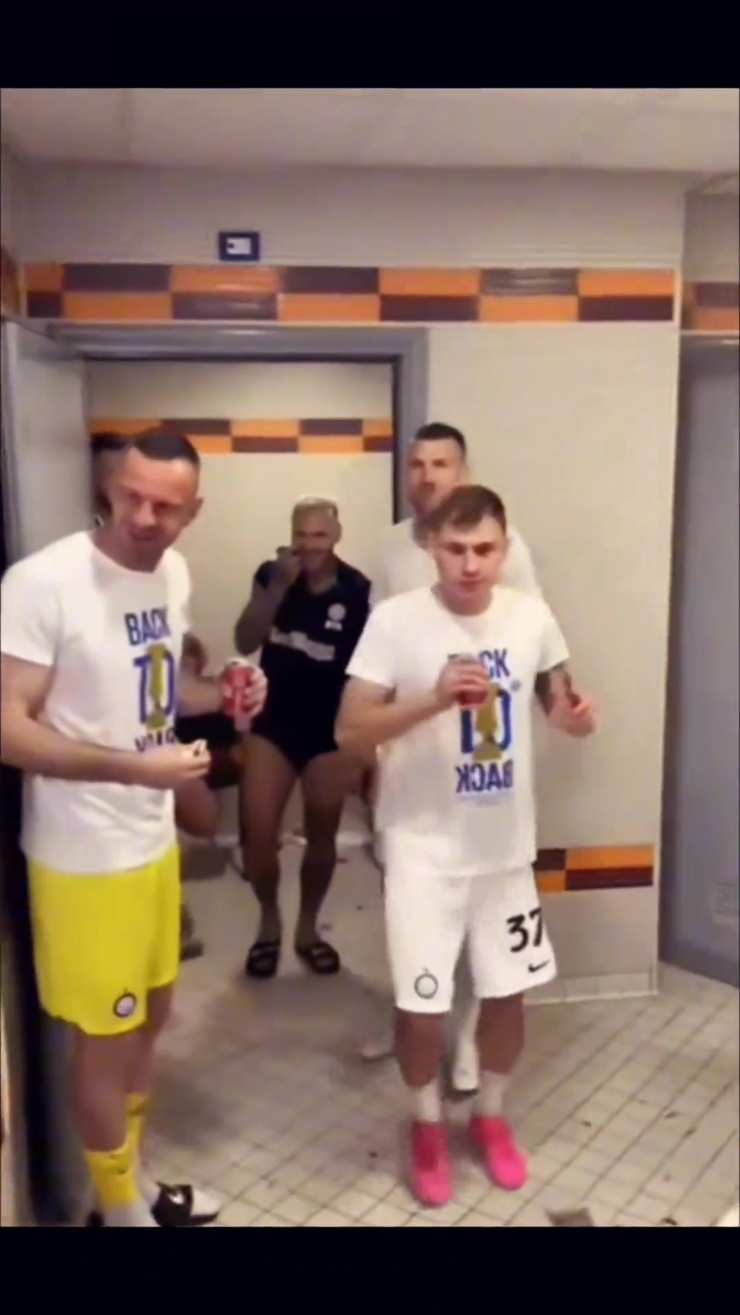 罕見啊國(guó)米球迷曬視頻藍(lán)黑不高興難得高興了一回