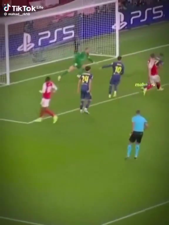 氣氛真好約克雷斯進(jìn)球后隊友們的反應(yīng)