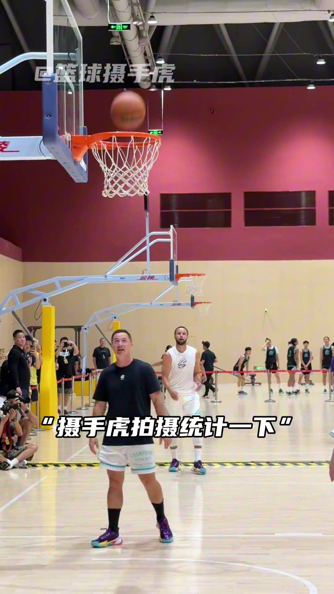 庫里投籃的準(zhǔn)度真不開玩笑除了哇沒有其他形容詞了