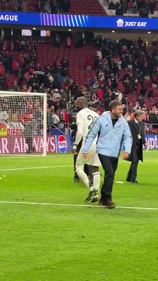 此前呂迪格向馬競球迷做斗牛士動(dòng)作馬競球迷回?fù)舻V泉水瓶