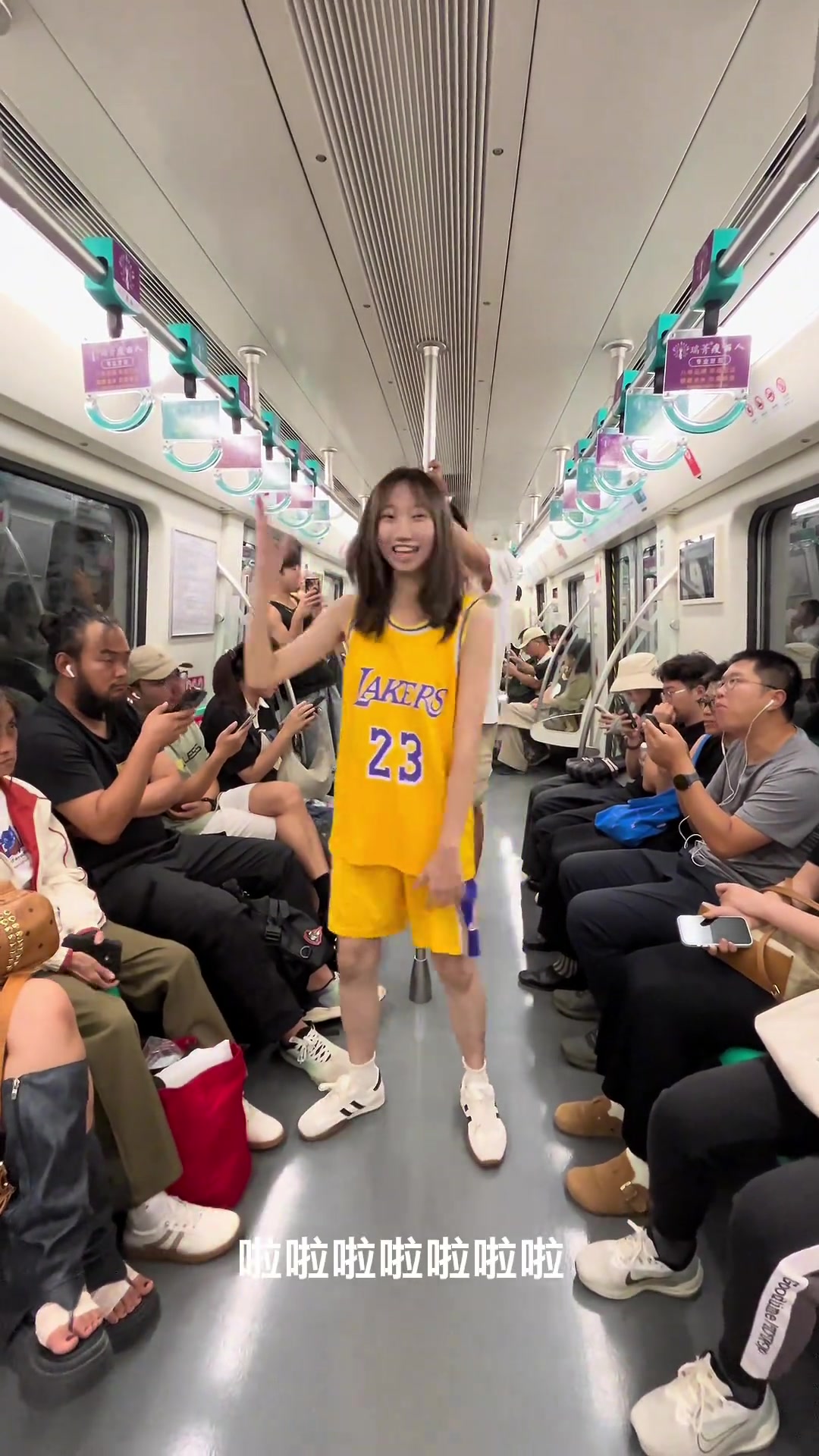 妹子你穿著老詹的球衣唱著庫里之歌在人群之中社牛死了