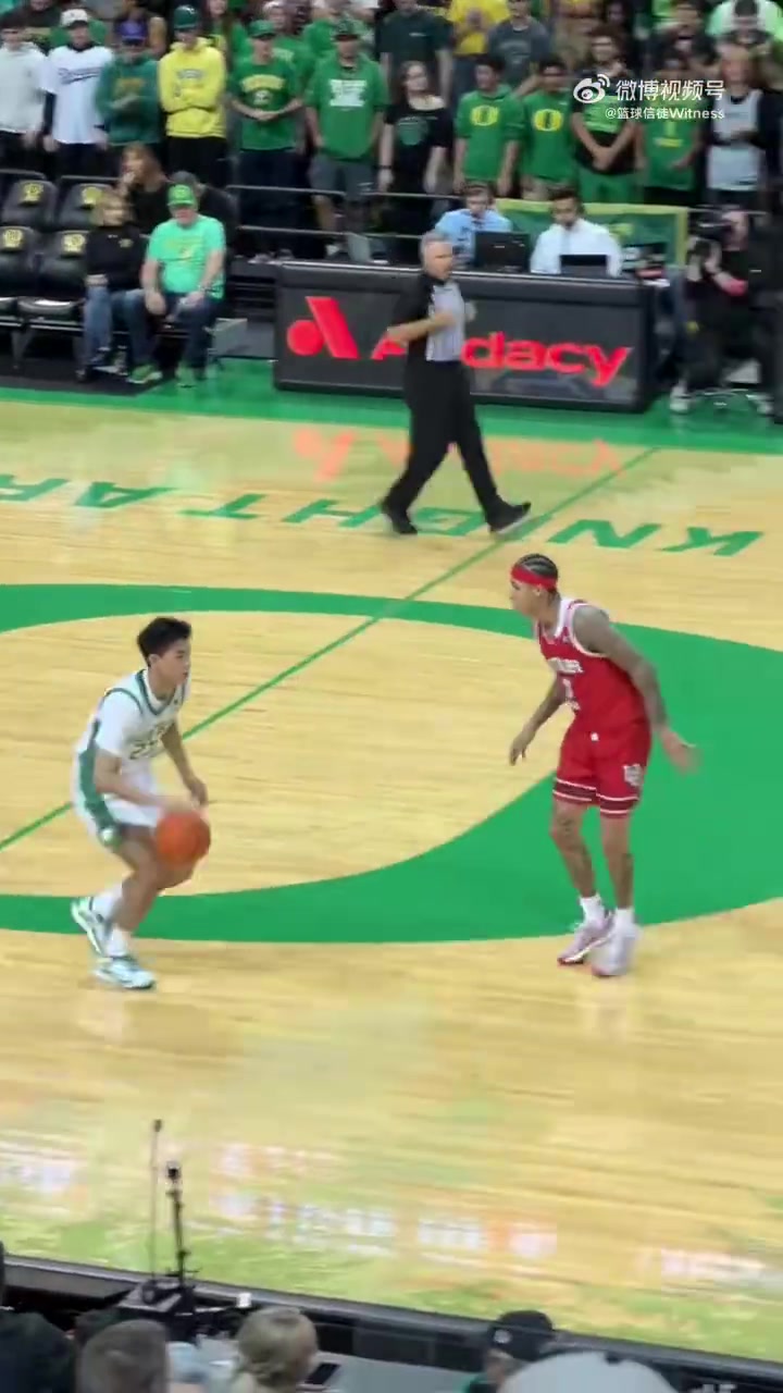 很默契林葳和白人大個(gè)隊(duì)友打出配合助攻后者輕松吃餅21