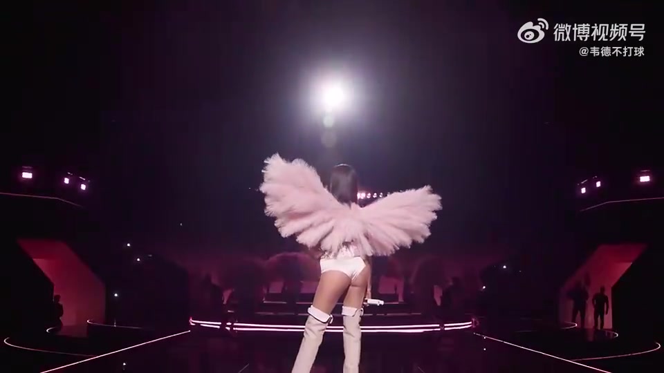 性感昨日啤酒妹觀戰(zhàn)湖人曾約會(huì)格里芬貝克漢姆大兒子