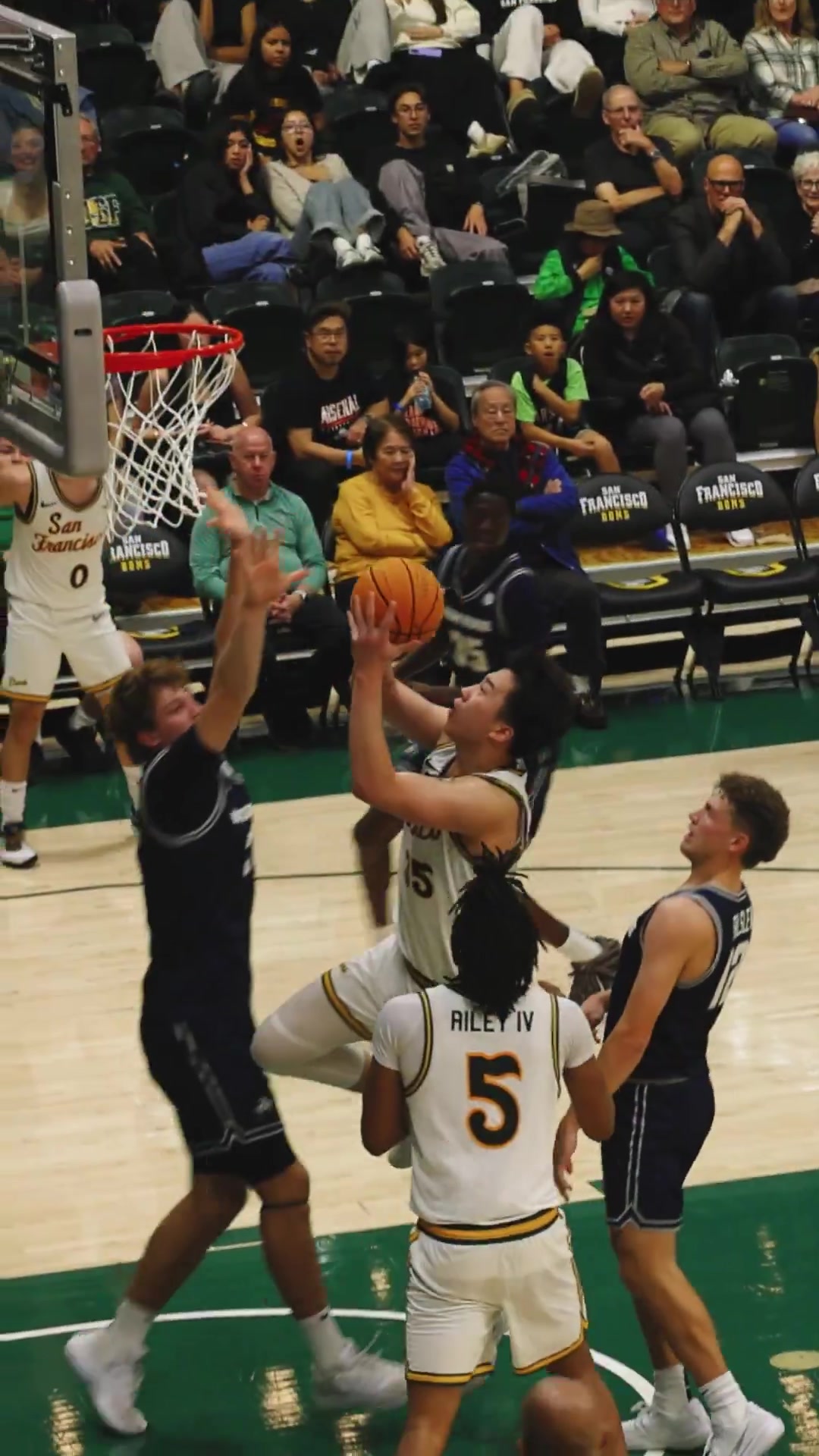 太帥了王俊杰在NCAA季前賽上演驚艷一條龍滯空上籃