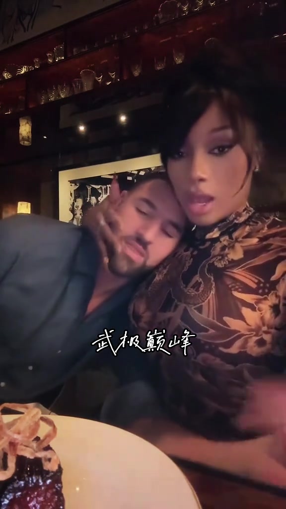 簡(jiǎn)直太甜蜜了獨(dú)行俠沒(méi)有比賽克萊與女友梅根大秀恩愛(ài)