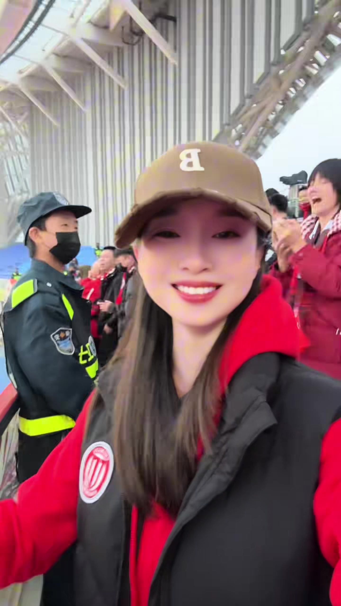 蓉城女球迷感謝山東的兄弟們