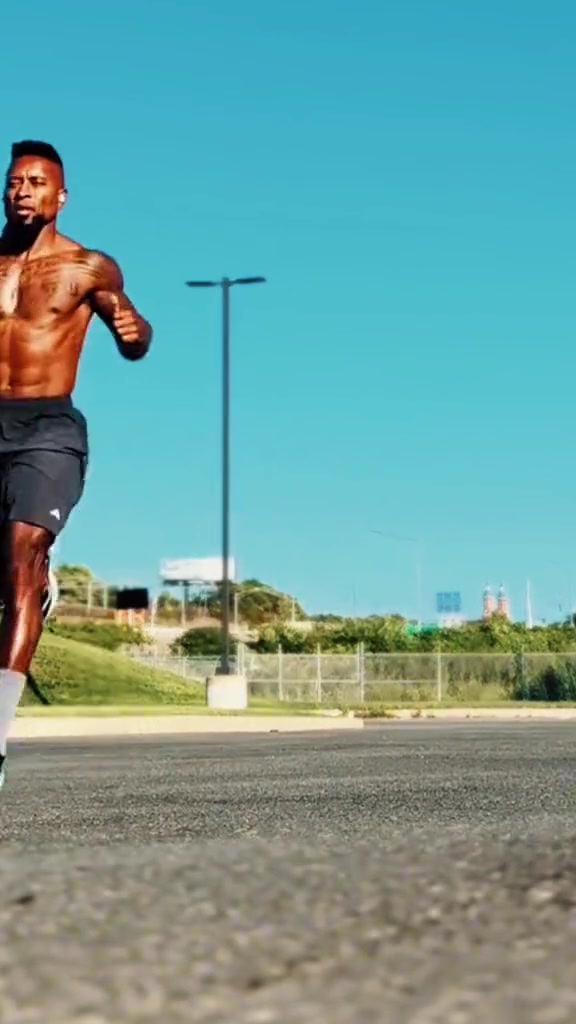 魔鬼筋肉人澤-羅伯托這個(gè)50歲的老男人對(duì)自己太狠了