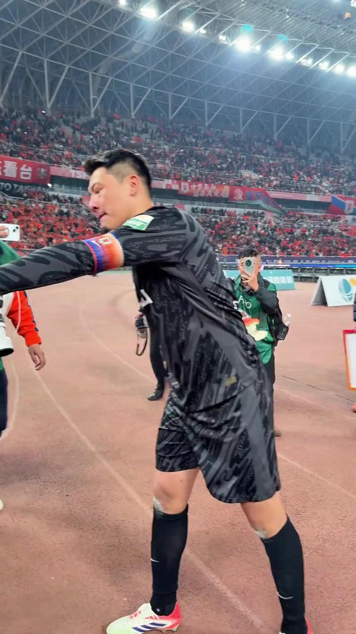 泰山隊(duì)主場(chǎng)31戰(zhàn)勝海港賽后王大雷最霸氣的一次we are one