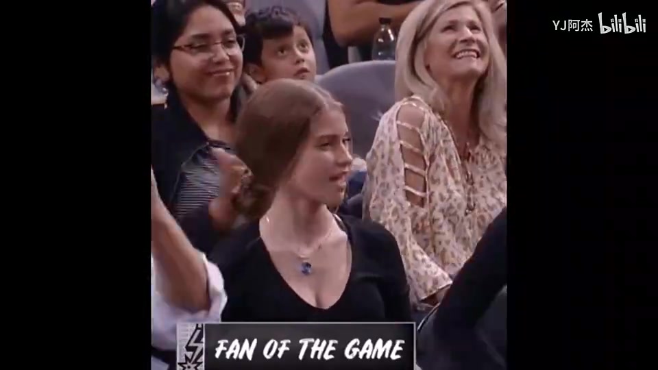 19年馬刺主場(chǎng)的美女觀眾 像是從電影里走出來(lái)的女主