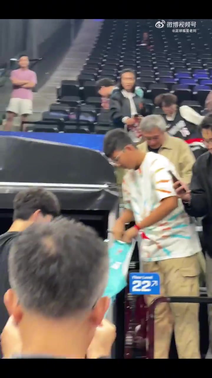 有求必應(yīng)楊瀚森結(jié)束熱身后為場邊中國球迷們進(jìn)行簽名