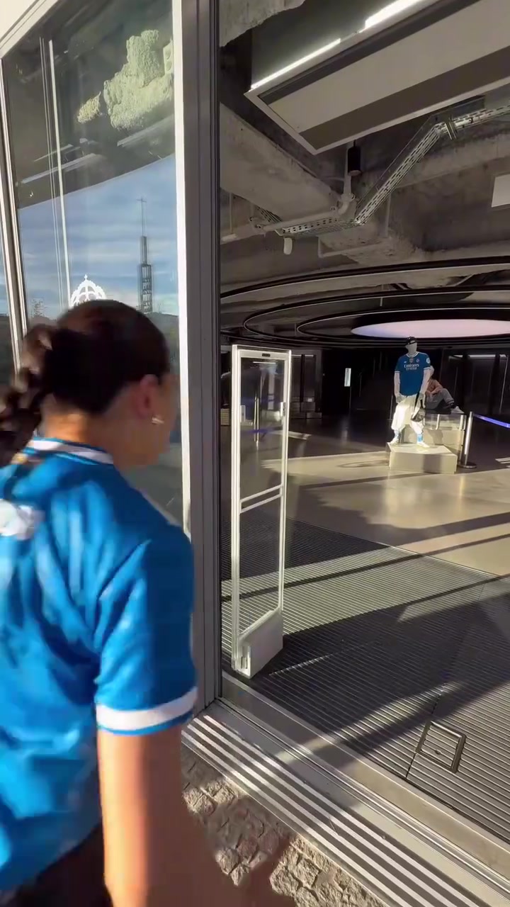 壯觀的獎杯陳列室網(wǎng)紅美女帶你參觀伯納烏球場