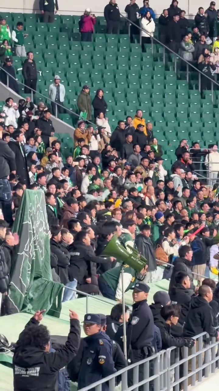 實(shí)拍國安謝場工體響徹丟人現(xiàn)眼罵聲只有侯森默默鼓掌致歉