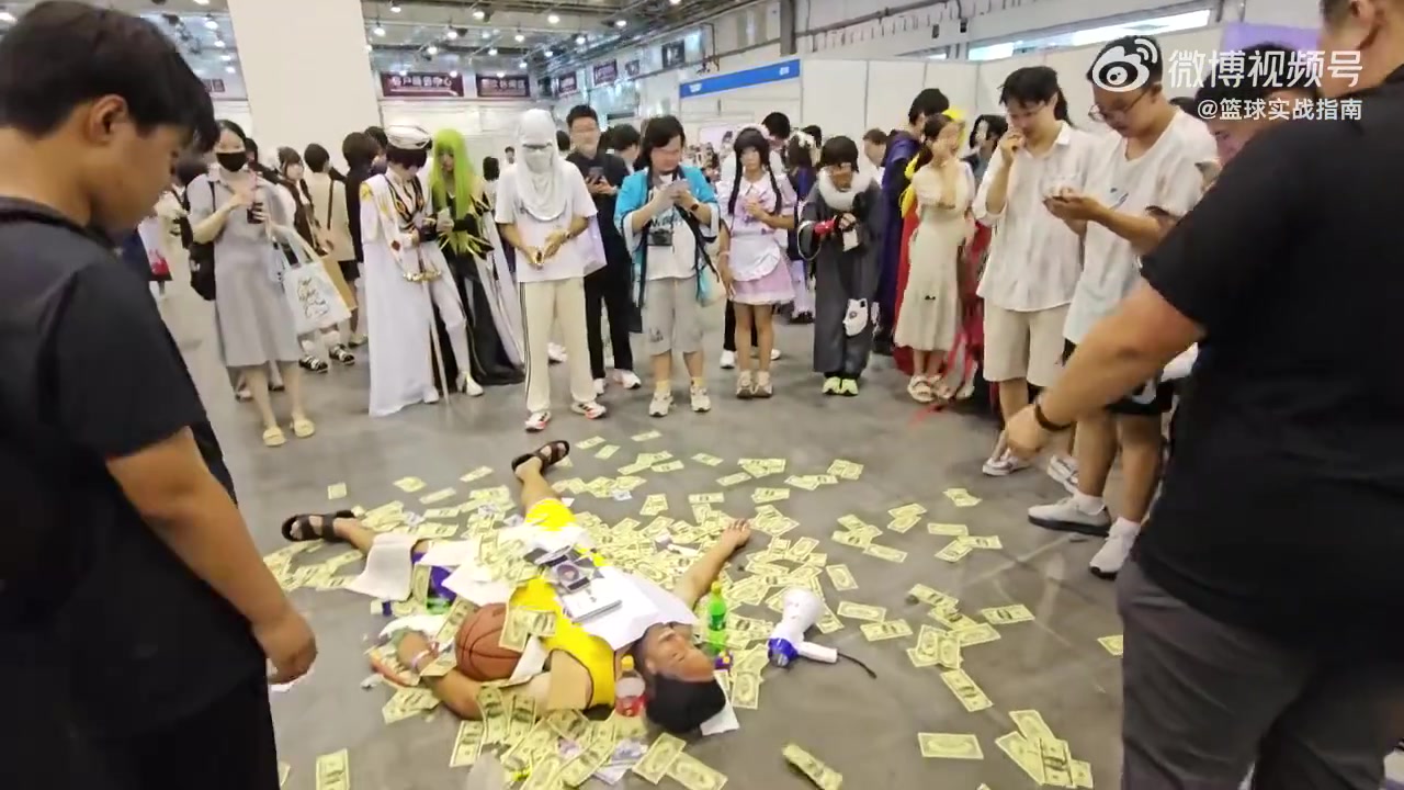 毫無(wú)底線可言網(wǎng)友拍到漫展有人惡意躺地cos科比