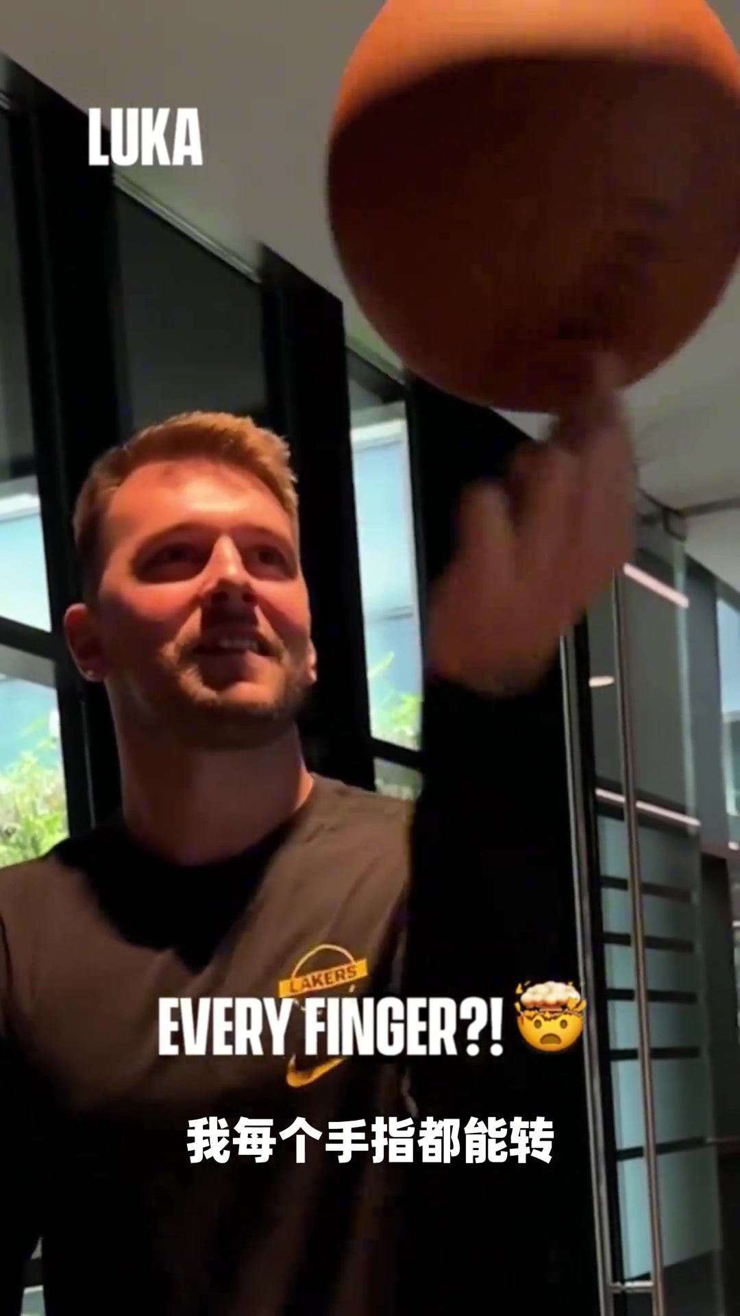 東契奇和八村桑比劃一下指尖轉(zhuǎn)球