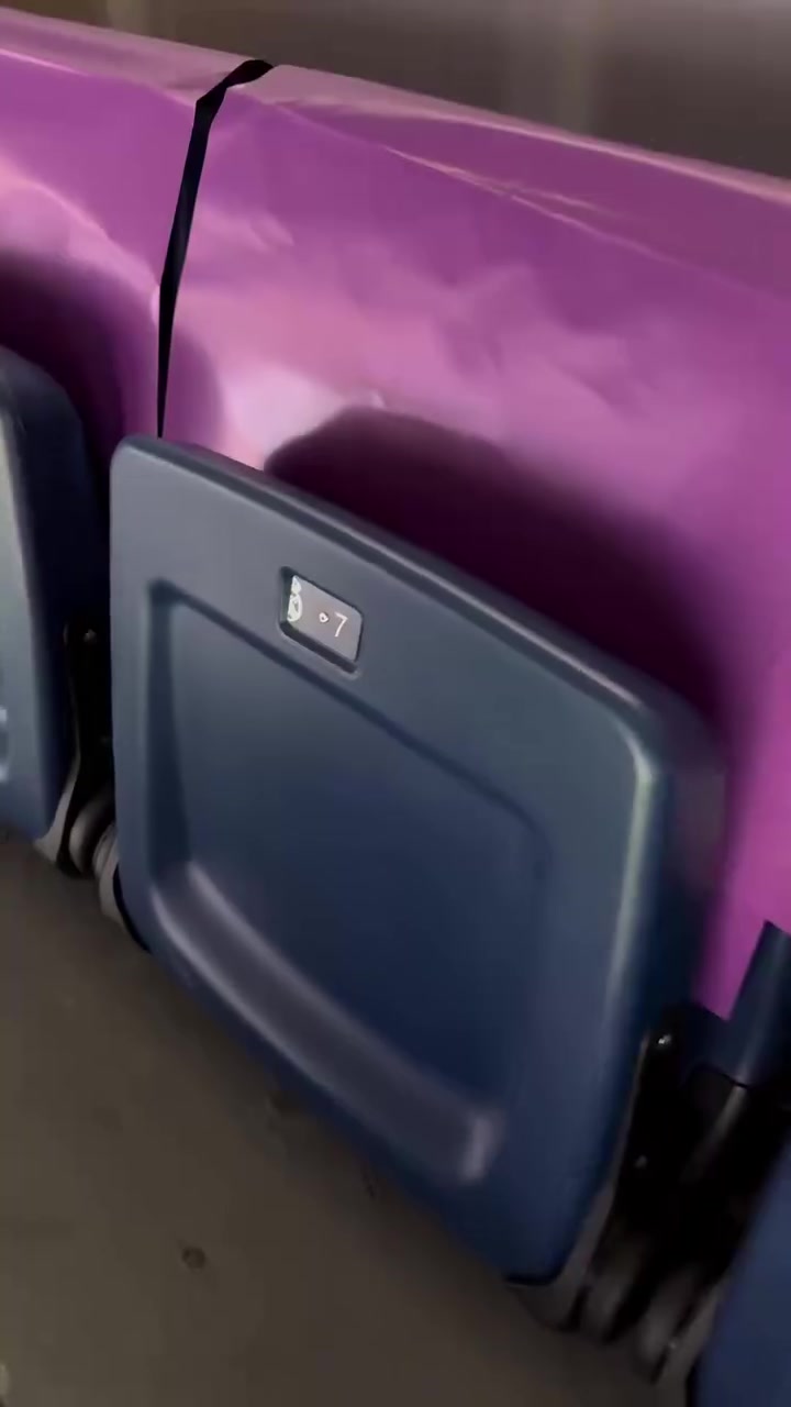 基本是最好的位置了吧網(wǎng)紅美女現(xiàn)場觀戰(zhàn)國家德比吃的真好啊